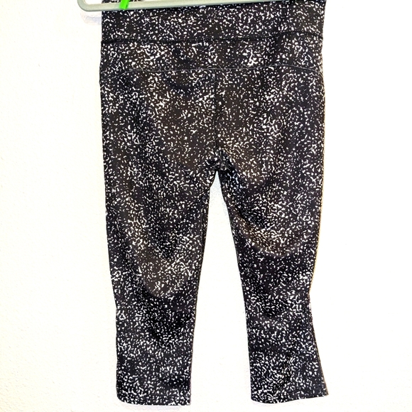 2 Pr Excursion Fitted Athletic Capris Sz Medium Black White Gray - Picture 5 of 7